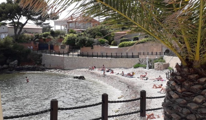 Bandol nature et loisirs: Parking/ Piscine