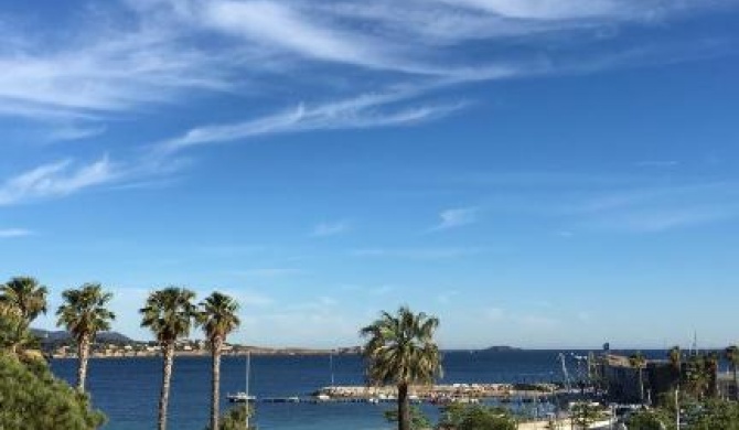 Bandol, vue panoramique sur la mer, la plage, le port