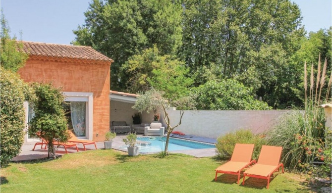 Three-Bedroom Holiday Home in Caumont sur Durance