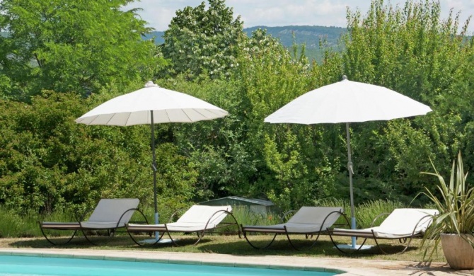 Provencal villa with heated private pool and panoramic views 2 km from village