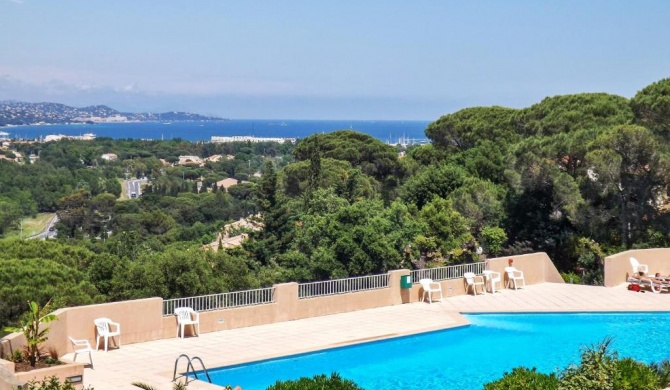 Maison d'une chambre avec vue sur la mer piscine partagee et jardin clos a Cogolin a 4 km de la plage