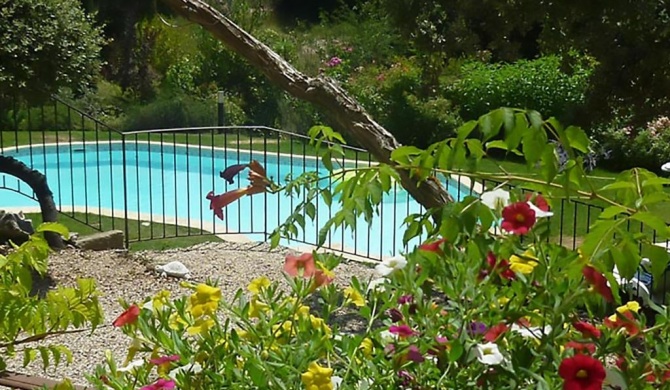 Lovely holiday home with a wonderful fenced garden and an enclosed swimming pool