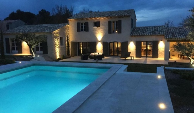 Beautiful villa with air conditioning large private swimming pool and near St Remy de Provence