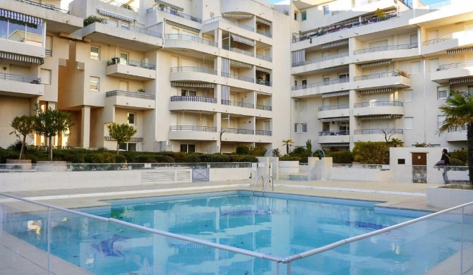 Appartement d'une chambre a Frejus a 300 m de la plage avec vue sur la ville piscine partagee et balcon