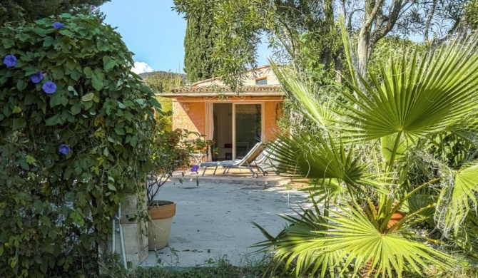 Lovely Holiday Home in Grimaud near Seabeach