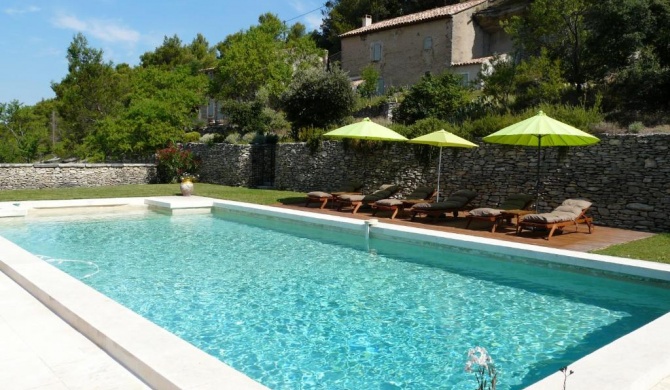 Joli Mas Provençal du 19ème siècle avec grande piscine privée, situé au calme, en campagne de Lacoste, au cœur du Luberon, 6 personnes, LS2-239 Amanto