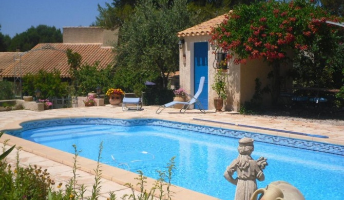 Tastefully furnished villa with terrace private swimming pool near of Lambesc