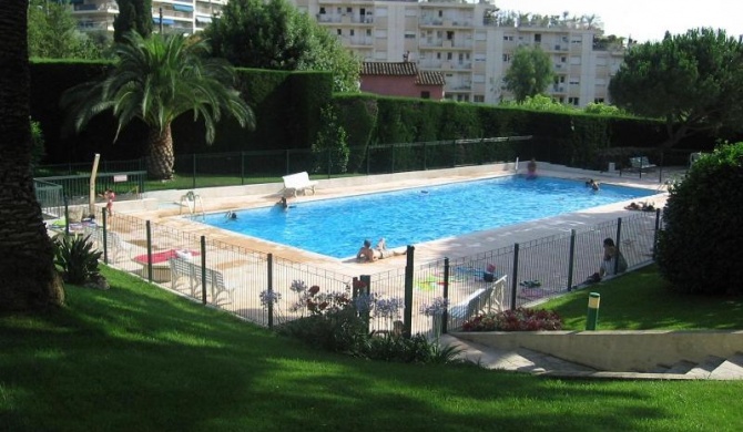 studio CANNES avec jardinet et piscine