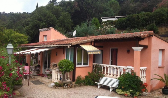 Maison de 3 chambres avec piscine partagee terrasse amenagee et wifi a Le Muy