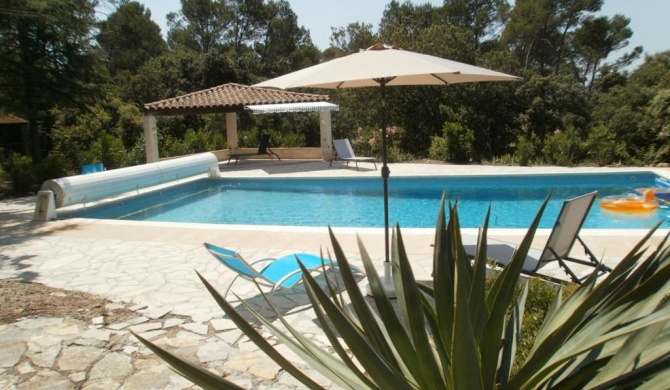 Partie de villa, au calme, immense piscine avec vue panoramique