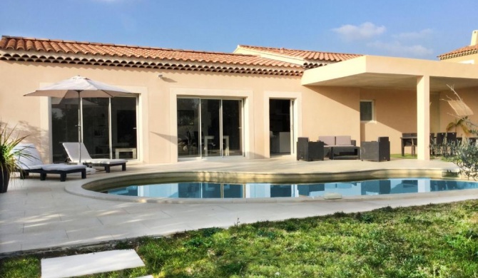 Très jolie villa contemporaine avec piscine chauffée, proche du centre village d'Aureille, au cœur des Alpilles, 4 personnes, LS1-300 Oustau Di Auriho