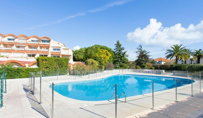 One bedroom appartement at Antibes 300 m away from the beach with sea view shared pool and furnished terrace